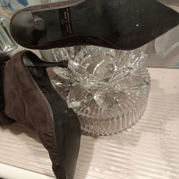 Sz 10 Pre-owned dark brown faux suede ankle booties. - Picture 4 of 5